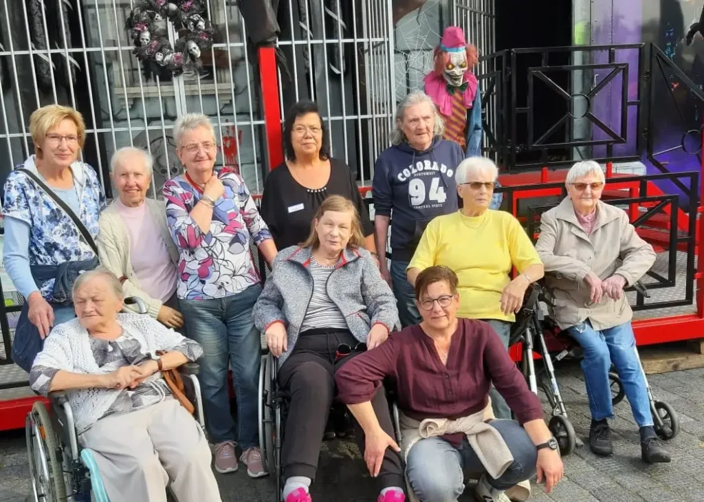 Bewohnerinnen, Bewohner und Betreuungskräfte beim Ausflug zum Roonkarker Mart