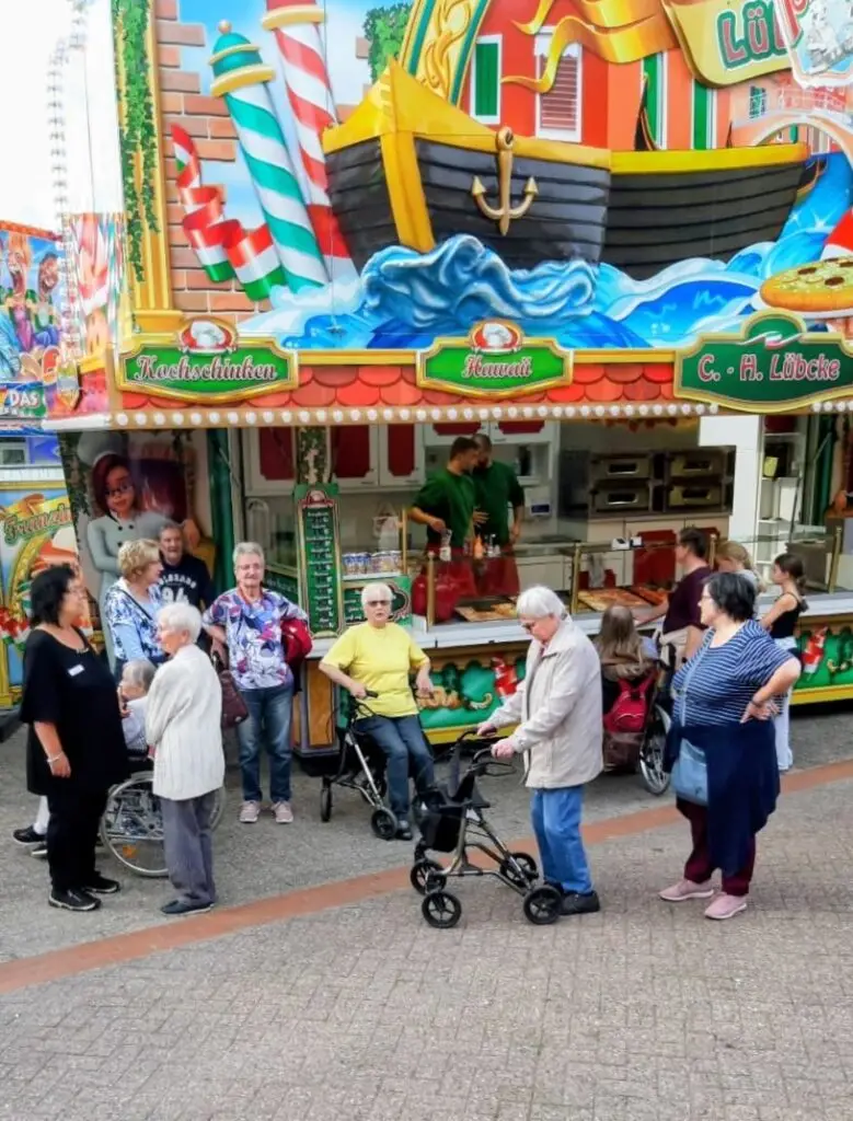 Gruppe vor einem Marktstand auf dem Roonkarker Mart