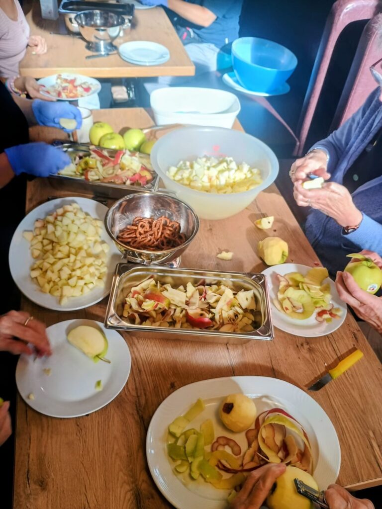 Geschälte und geschnittene Äpfel auf dem Tisch beim Backnachmittag